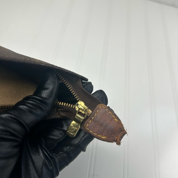 Louis Vuitton Vintage Monogram 
Canvas Toiletry Pouch 17 Cosmetic Bag - Picture 16 of 16